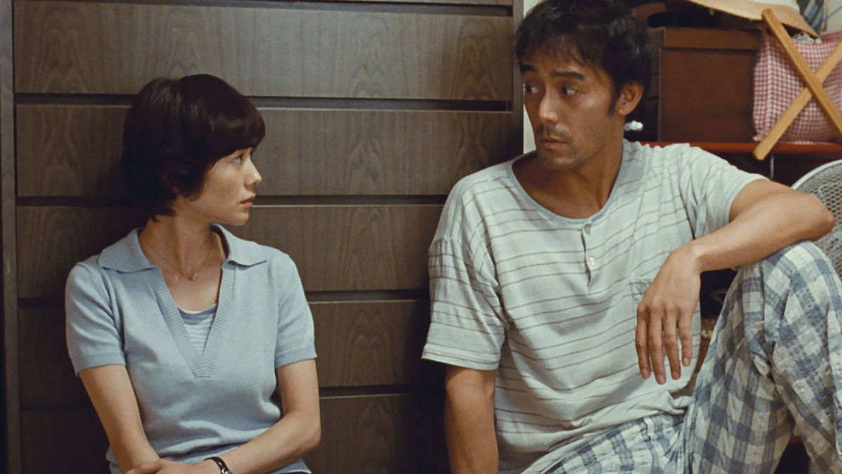 Two characters talk in Koreeda's 2017 After the Storm 