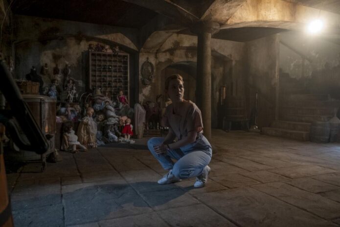THE HAUNTING OF BLY MANOR (L to R) VICTORIA PEDRETTI as DANI in episode 102 of THE HAUNTING OF BLY MANOR Cr. EIKE SCHROTER/NETFLIX © 2020 october
