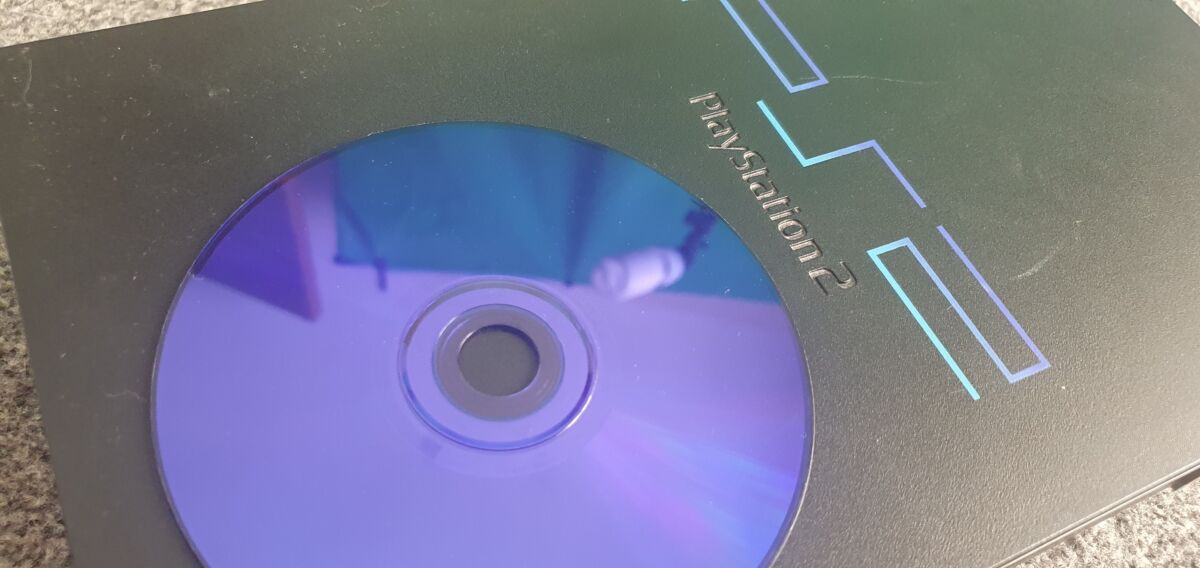 Now, a ps2 cd-rom disc that is not blue, this game is physically in blue and silver (it is not a dvd-rom). : r/ps2