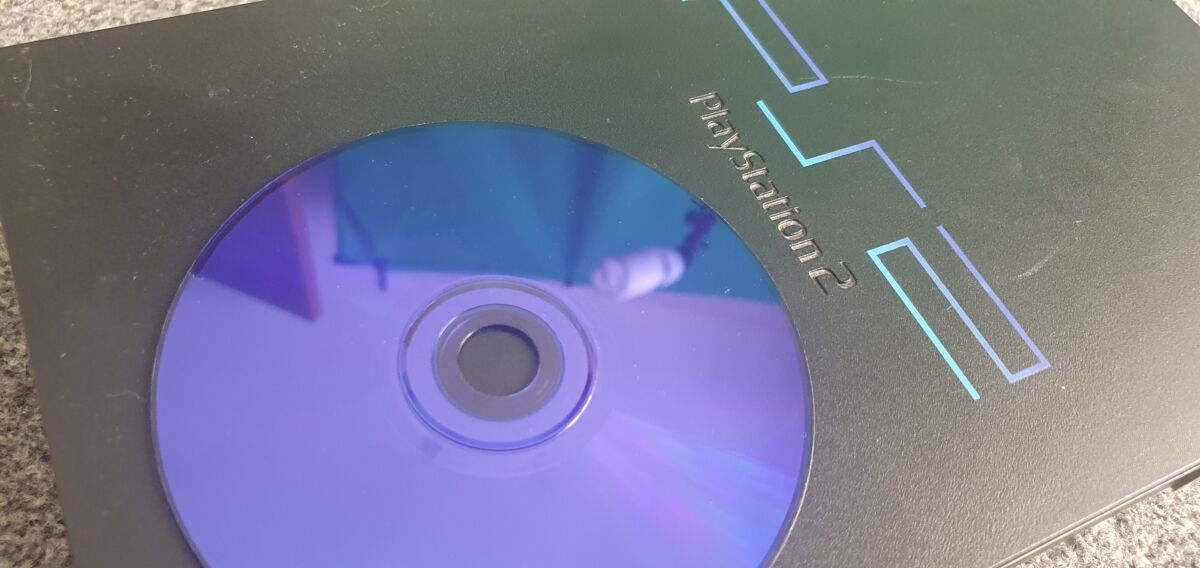 Now, a ps2 cd-rom disc that is not blue, this game is physically