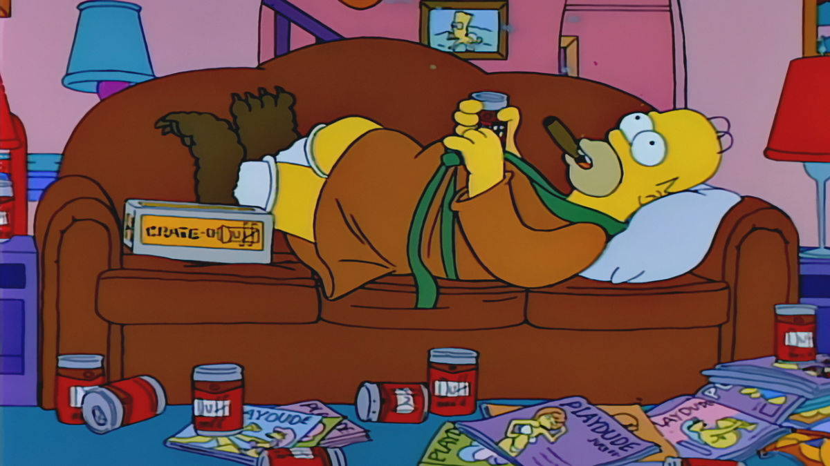 Гомер лежит на диване